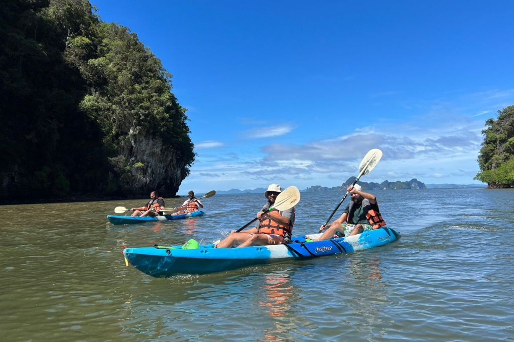 카약을 계속 타면 맹그로브 숲에서 석회암 산으로 변하는 좁은 통로를 발견할 수 있습니다.
