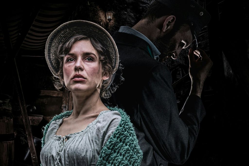 마침표를 찍은 옷과 보닛을 입은 여성이 정장을 입은 남성 앞에 서서 주변을 어둡게 비춥니다.