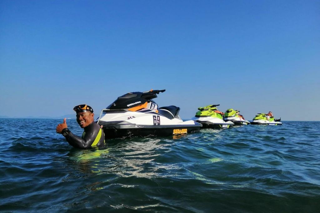 방문하는 각 섬의 독특한 특징을 소개하는 가이드 투어를 즐겨보세요.
