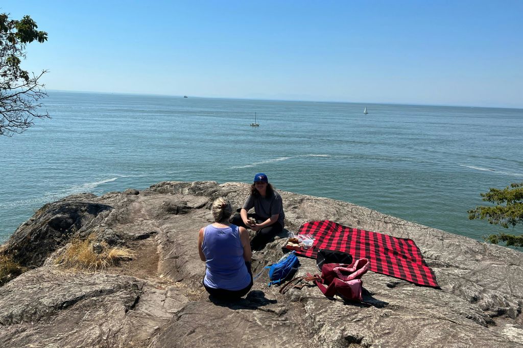 자전거와 하이킹 사이에 즐기는 피크닉 점심.