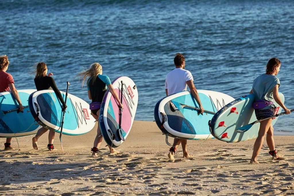 칸파스티야 해변에서 스탠드업 패들보딩 즐기기