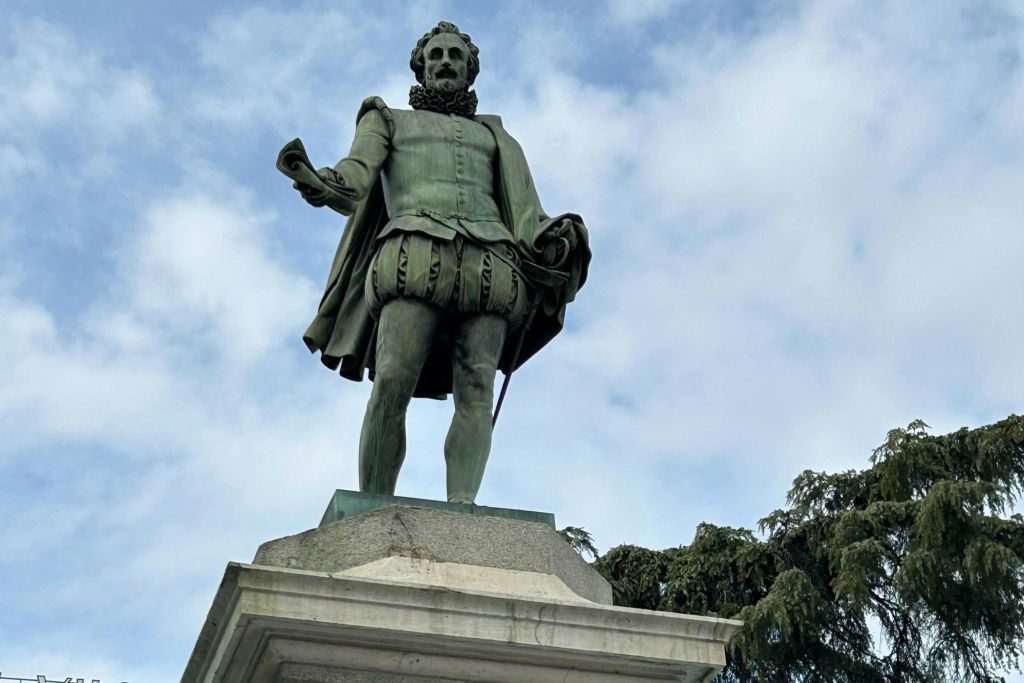 미겔 데 세르반테스 조각상