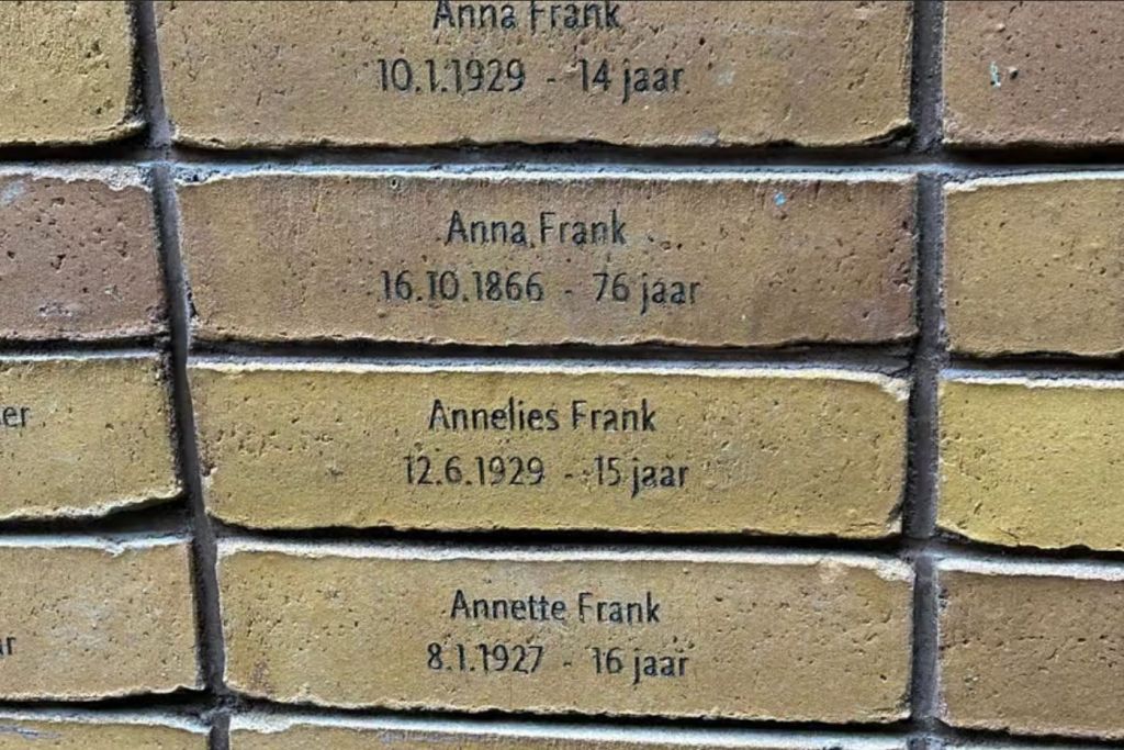 벽에 새겨진 벽돌은 사망 당시의 나이와 함께 안나 프랭크, 애넬리스 프랭크, 아네트 프랭크의 이름과 날짜를 표시합니다.