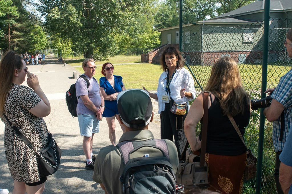 작센하우젠 집중 캠프 기념관 (Sachsenhausen Concentration Camp Memorial) 의 구 SS 카지노 (SS 'Casino') 에서 가이드와 그룹 만나기