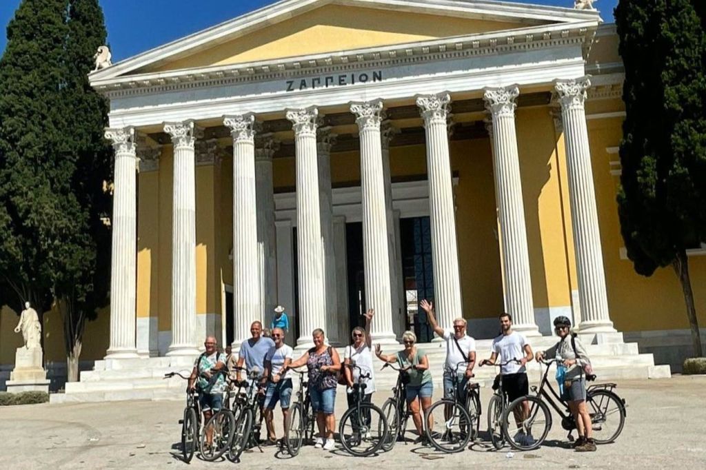 아테네 국립 정원에서 자전거를 탄 사람들의 모임.