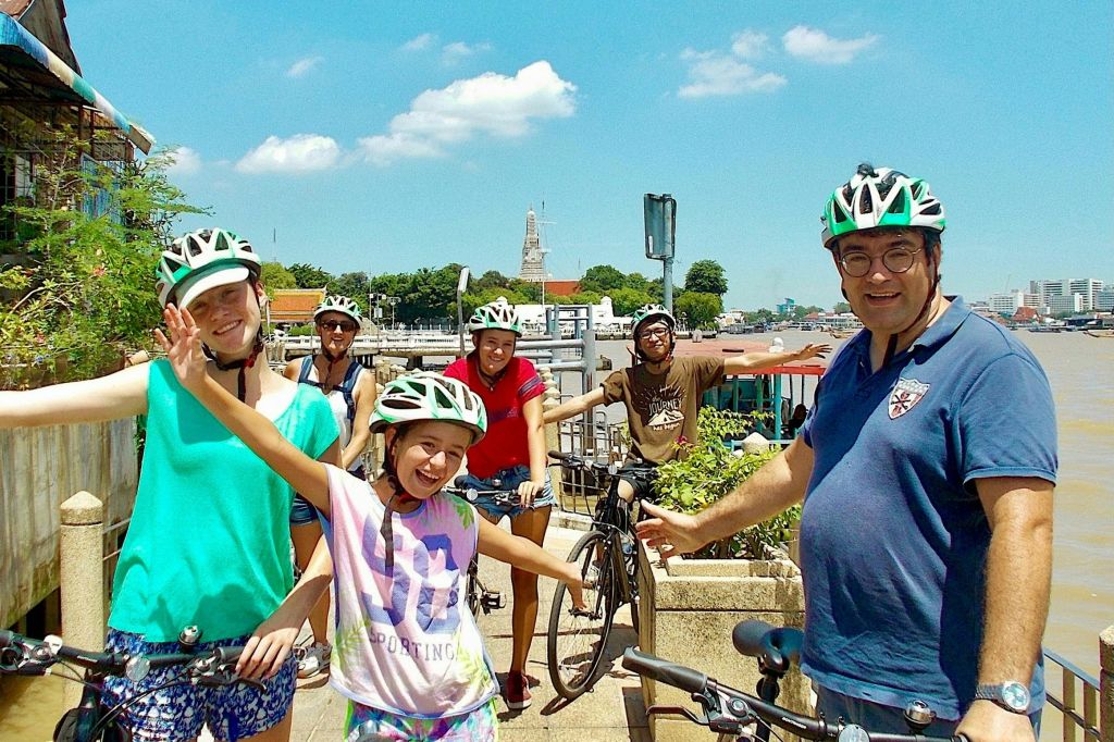 강변 자전거 도로를 따라 천천히 구불구불 걷다 보면 시원한 시원한 바람과 환상적인 도시 전경이 펼쳐집니다.