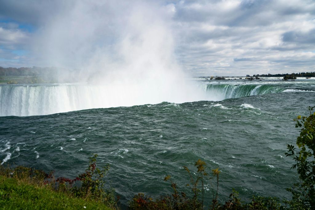 타블록 웰컴 센터에서 폭포의 벼랑 끝에 서 있습니다. 투어를 통해 바다의 절대 가장자리를 바로 잡을 수 있습니다!