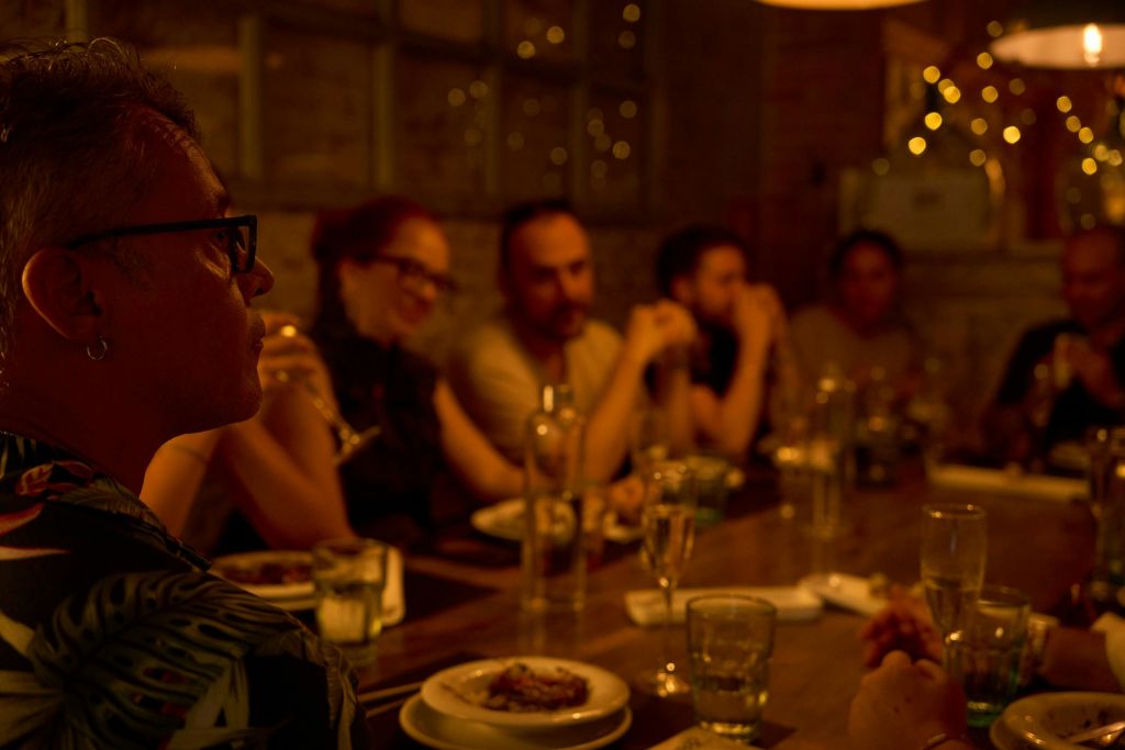 바르셀로나 레스토랑의 게스트는 맛있는 음식과 음료를 즐기며 즐거운 저녁 시간을 보냅니다.