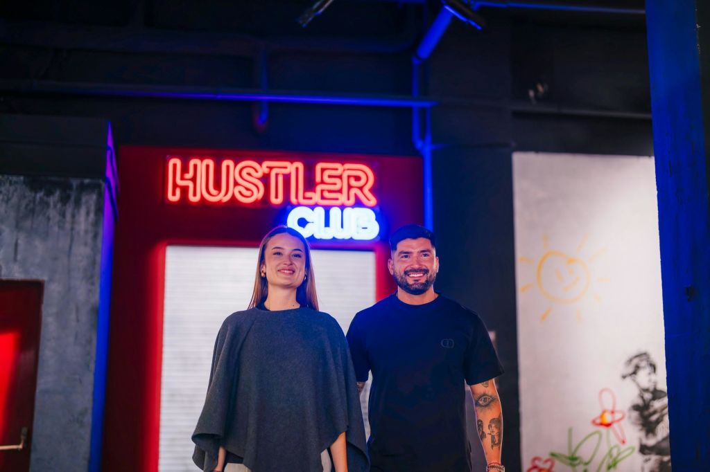 전시실 중 한 곳에서 커플이 포즈를 취하고 있습니다.