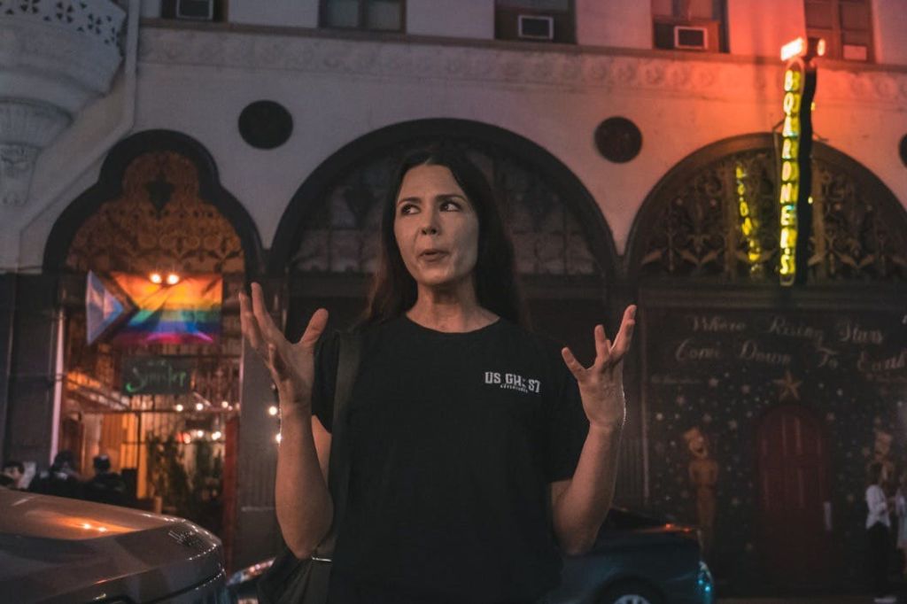 일행에게 직접 이야기를 들려주며 손으로 표현하는 투어 가이드