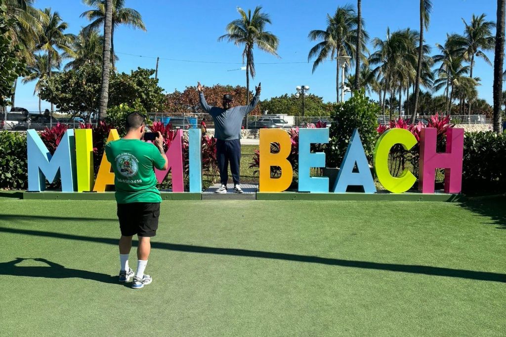 오션 드라이브의 마이애미 비치 표지판 근처에서 사진을 찍으세요.