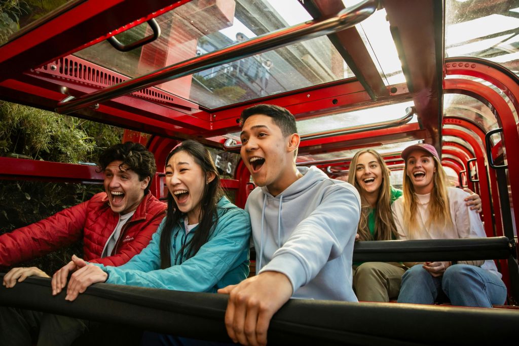 블루마운틴 카툼바 (Katoomba) 의 시닉 월드 (Scenic World) 의 일부인 시닉 레일웨이 (Scenic Railway) 를 즐기는