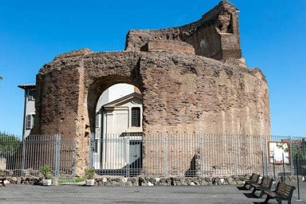 다섯 개의 인물이 그려진 고대 프레스코화. 한 명은 잔을 들고 서 있고, 네 명은 식료품이 놓인 테이블에 누워 있습니다. 텍스트는 "SABRINALLCCE" 입니다.