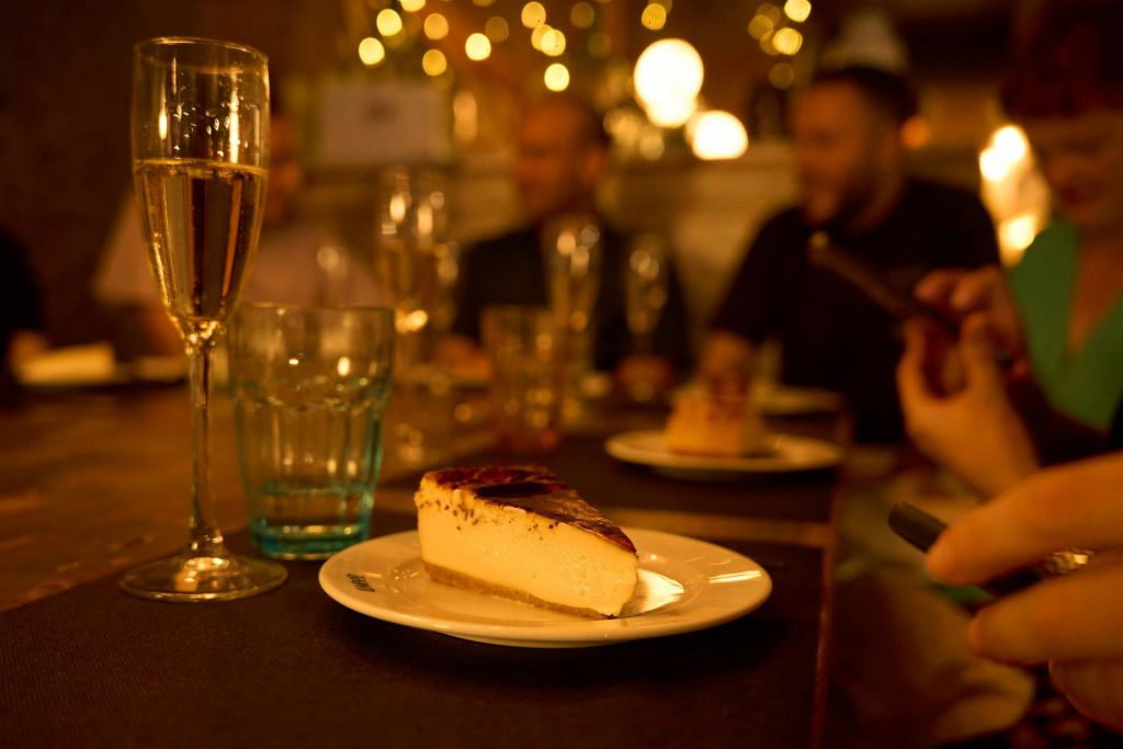 바르셀로나의 엘 보른 (El Born) 중심부에서 고급 디저트와 카바를 맛보세요.