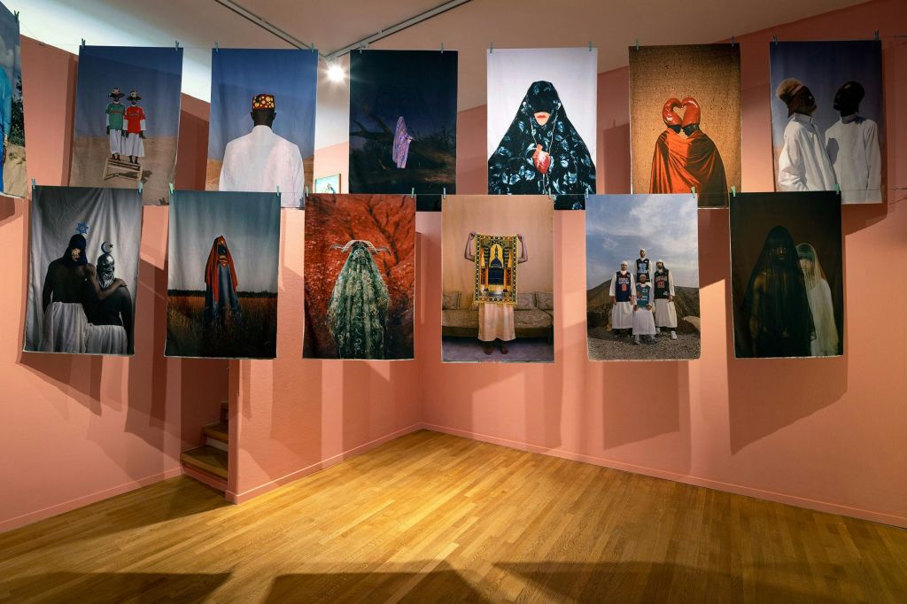 Mous Lamrabat 전시회에서 촬영한 설치 사진