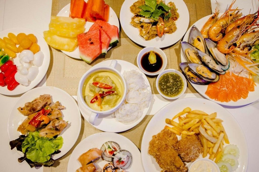 수박, 파인애플, 홍합, 초밥, 닭튀김, 감자튀김, 국수, 디핑 소스 등 다양한 요리.
