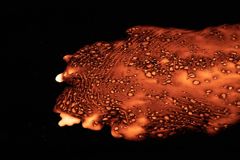 아이슬란드의 라바 쇼에서는 녹은 용암이 실내에서 안전하게 흐르는 모습을 볼 수 있습니다.