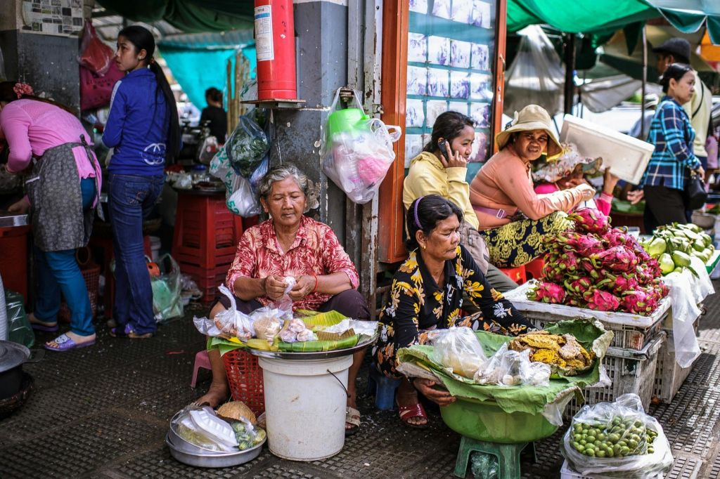 현지 시장을 둘러보며 캄보디아의 일상과 음식 전통에 대해 알아보세요.