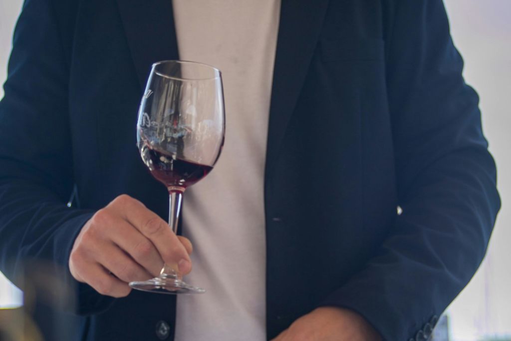 이러한 수중 숙성 와인은 진화를 가속화하는 환경에서 보관되었습니다.