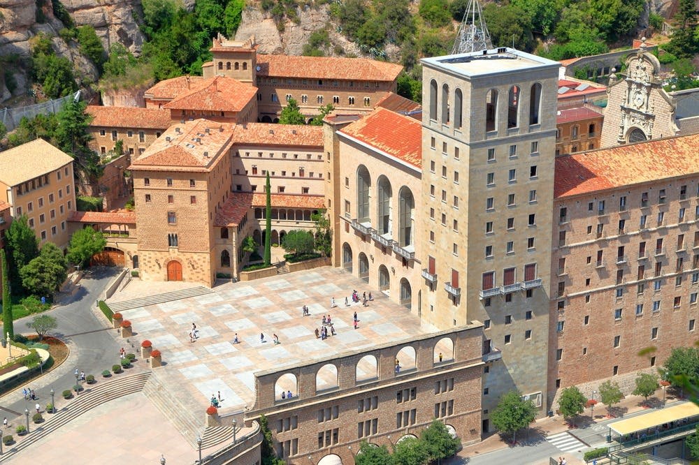 붉은 기와 지붕이 있는 복층 건물로 둘러싸인 유서 깊은 마당의 공중 전망.