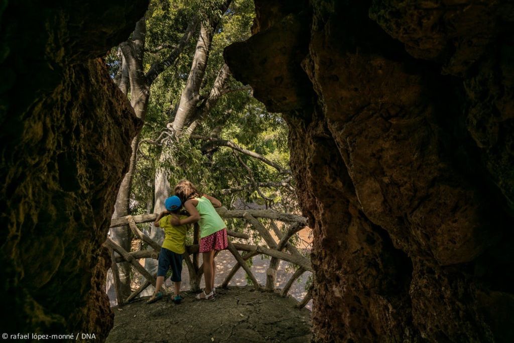 탑으로 올라가는 길에 그로토. 사마 공원. 캄브릴스