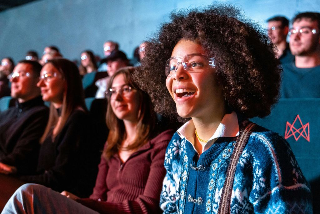 한 어린 소년이 라바 쇼에서 실내에서 용암이 흐르는 것을 보고 흥분합니다.