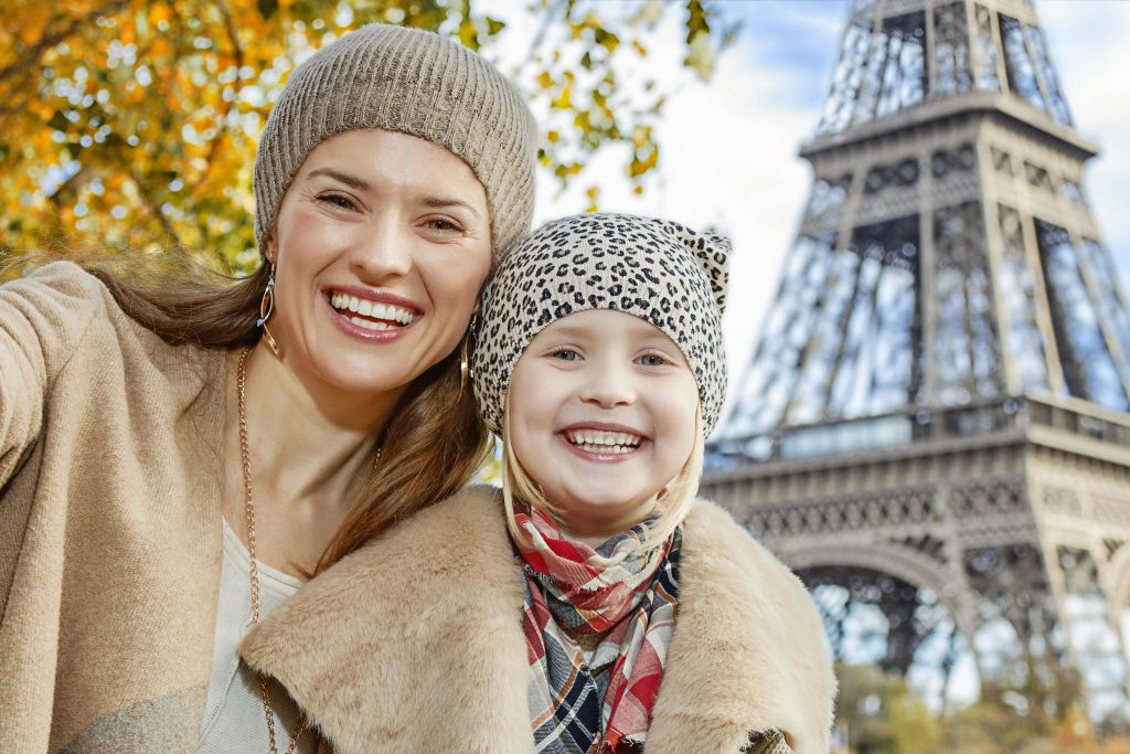 에펠탑 앞의 가족