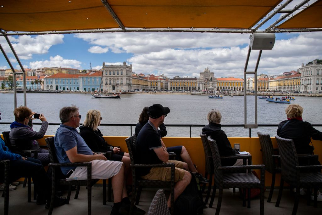 코메르시우 광장 - 노란 보트 투어