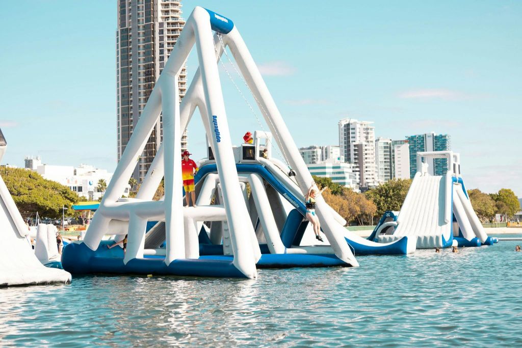 아쿠아 파크에서 그네 타기