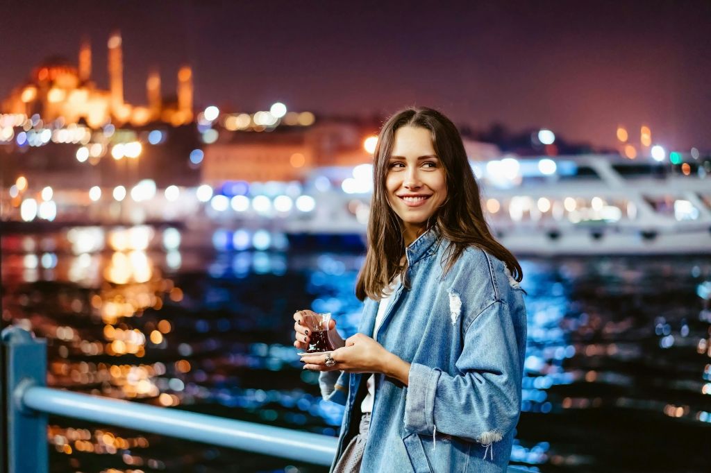 터키 차를 마시는 여성