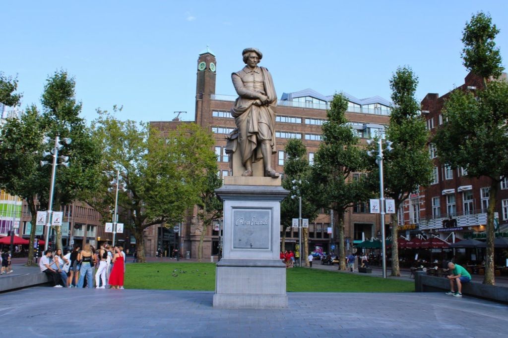 렘브란트 동상.