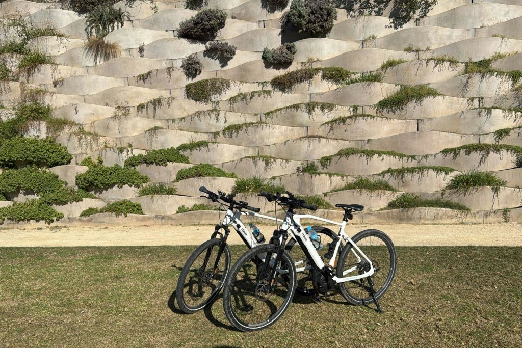 야마하 전동 자전거를 타고 발렌시아를 둘러보세요. 이 자전거는 120km의 높은 자율성으로 장거리 여행에 이상적입니다.