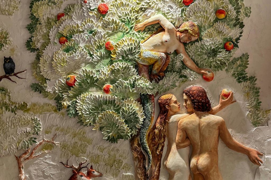 이브가 금지된 열매를 받는 생명의 나무의 일부