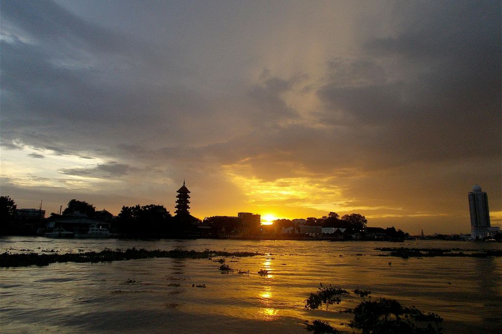 조용한 도시 뒷골목을 지나 반짝이는 달빛이 비치는 강을 따라 평화로운 강길을 따라 자전거를 타보세요.