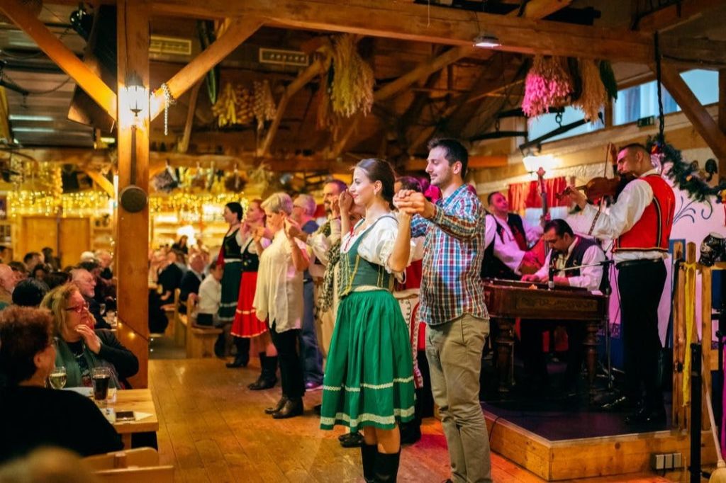https://www.funinprague.eu/en/folklore-dinner