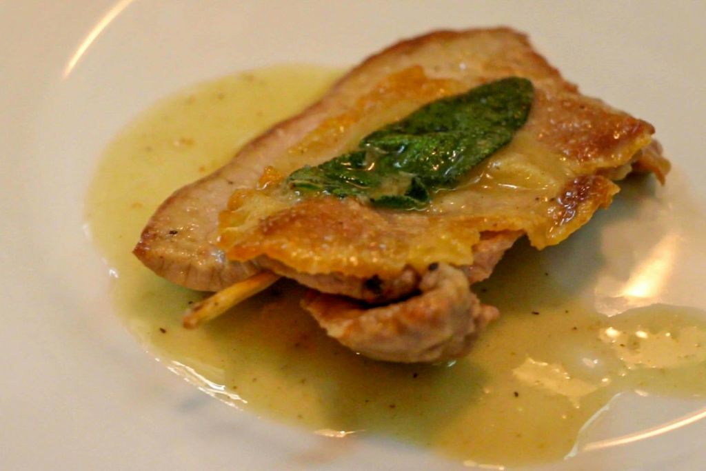 살팀보카 알라 로마나 (Saltimbocca alla Romana) 를 맛보세요! - 진정한 로마 클래식!