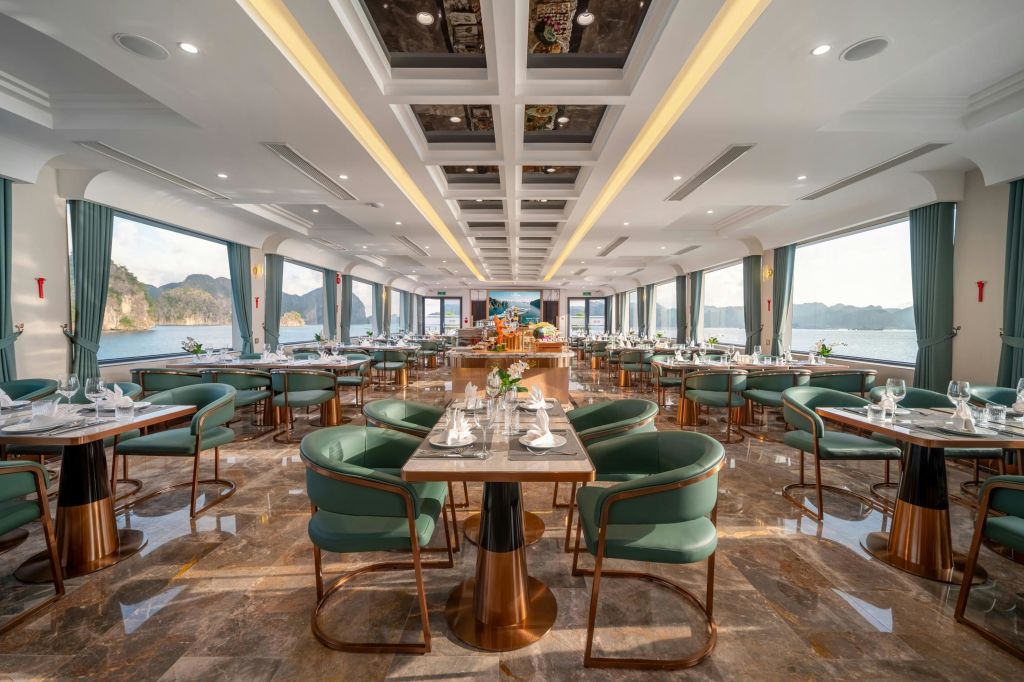 초록색 의자, 깔끔하게 세팅된 테이블, 경치를 감상할 수 있는 커다란 창문, 광택이 나는 바닥이 있는 현대적인 다이닝 룸.