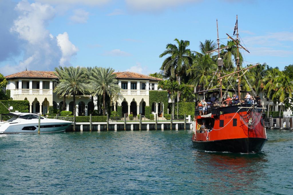 유명 인사가 안내하는 해적선 관광