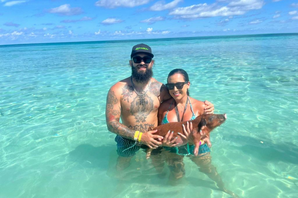 작은 친구들과 함께 해변을 즐기는 사랑스러운 커플 🐷