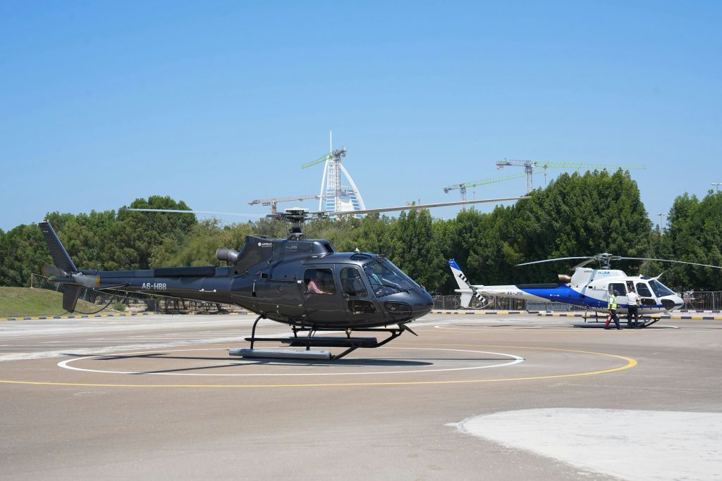 블랙 앤 블루 앤 화이트 헬리콥터.