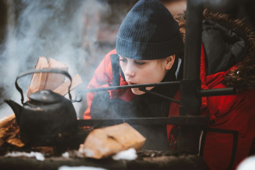 활활 타오르는 불 주변…