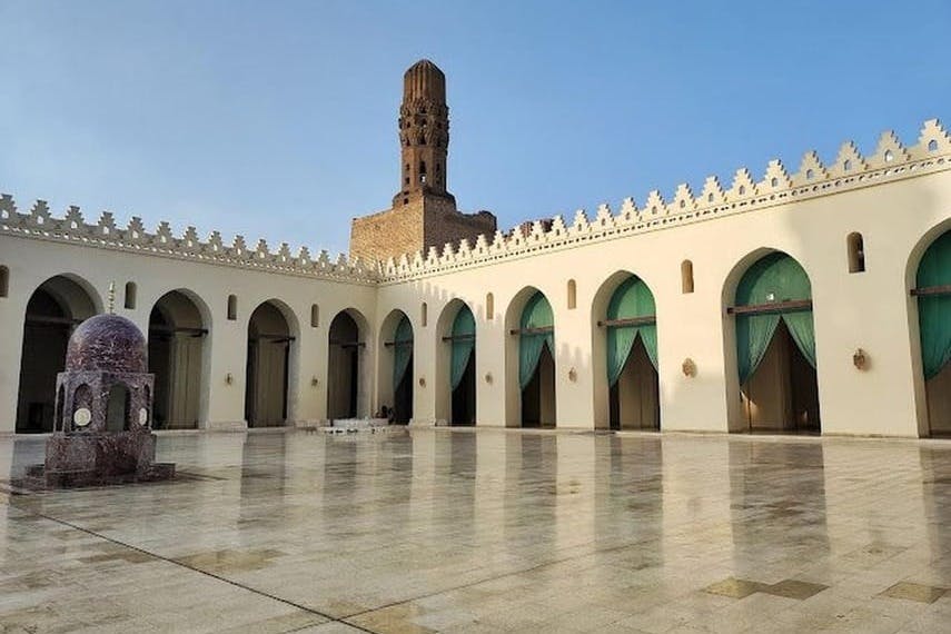 전문가의 안내를 받아 아름다운 건축물과 풍부한 역사를 자랑하는 카이로의 알하킴 모스크를 둘러보세요.