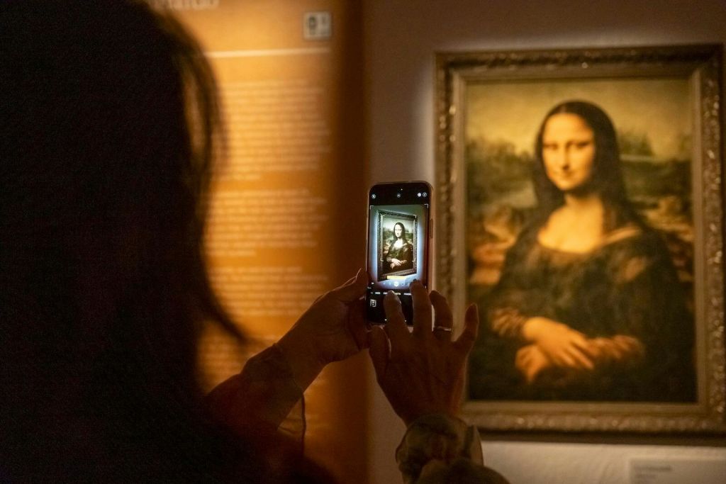 모나리자 사진을 찍는 여성