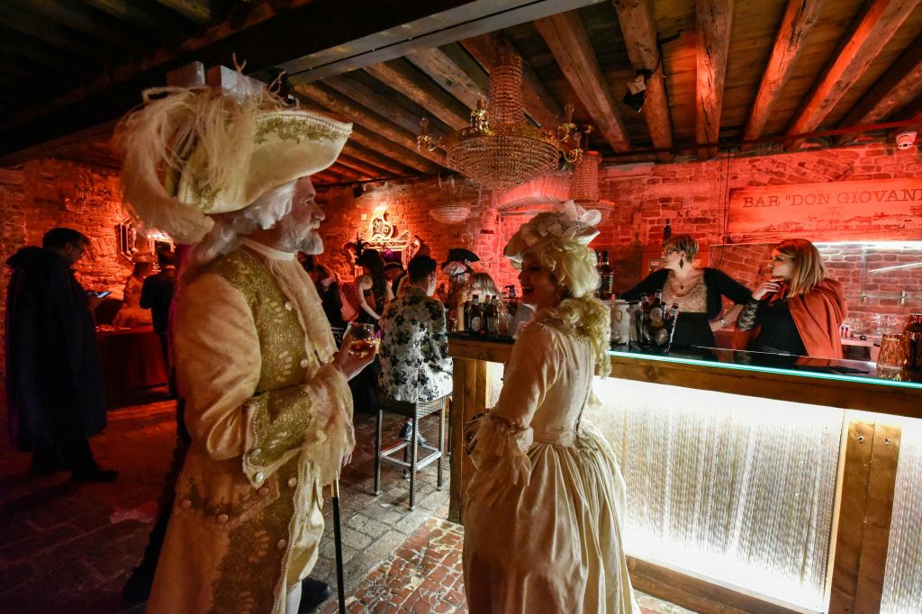 우리 춤 "유리 슬리퍼" 에서 의상을 입은 커플