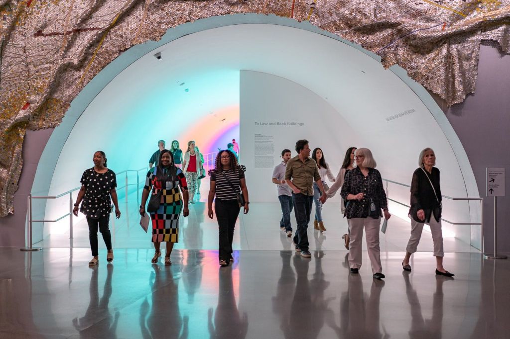 한 건물과 다른 건물을 연결하는 MFAH 터널을 걷는 그룹