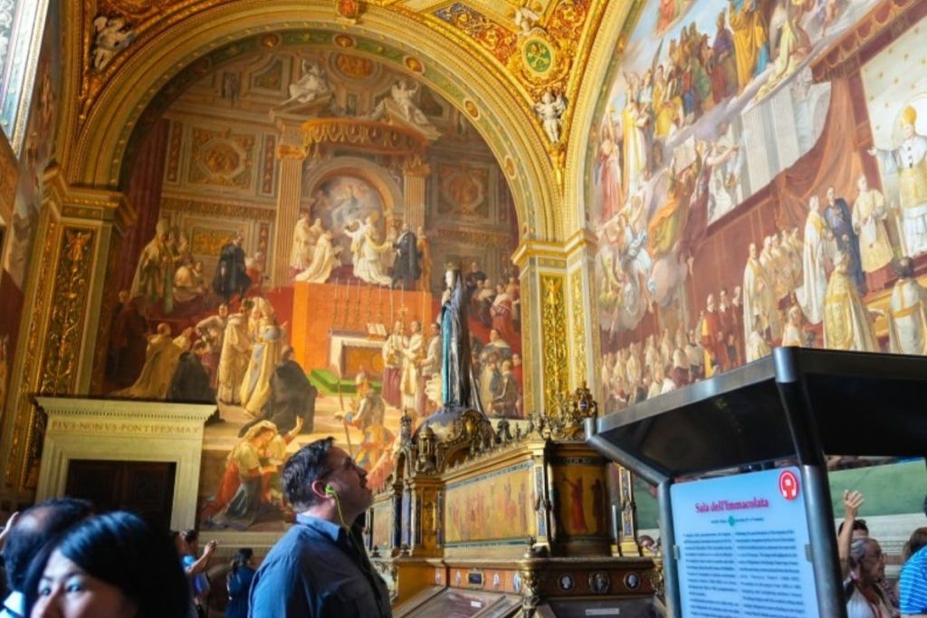 세계 최고의 르네상스 예술가에게 헌정된 라파엘로의 방을 꼭 방문해 보세요.