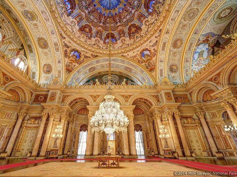 커다란 샹들리에, 금박 기둥, 디테일한 천장 프레스코화, 고급스러운 인테리어가 돋보이는 화려한 홀. (© 2014 Milli Saray)