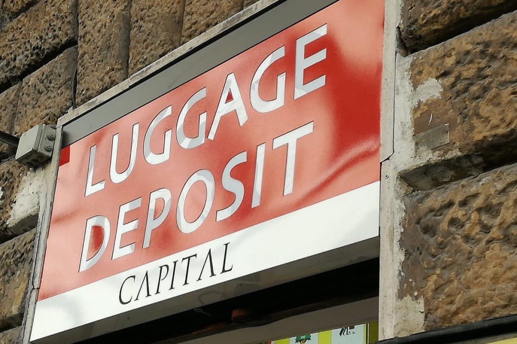 물품 보관소 입구