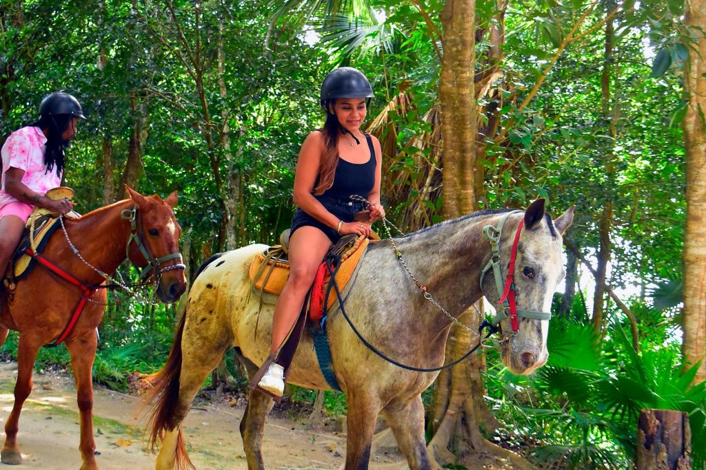 정글에서 승마를 즐기는 아가씨