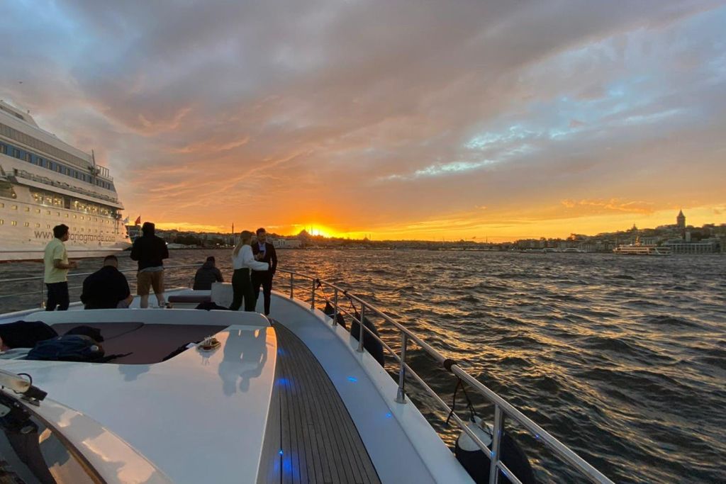 보스포루스의 석양을 감상하는 럭셔리 요트 크루즈 투어